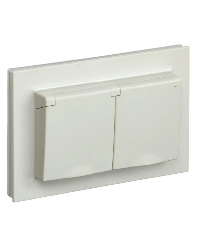 Розетка 2-местная с з/к РСбш12-3-44-БрКр бежевый BRITE (BR-R26-16-44-K10-F). Розетка с заземлением с защитными шторками и крышкой в сборе. IEK в Бердске